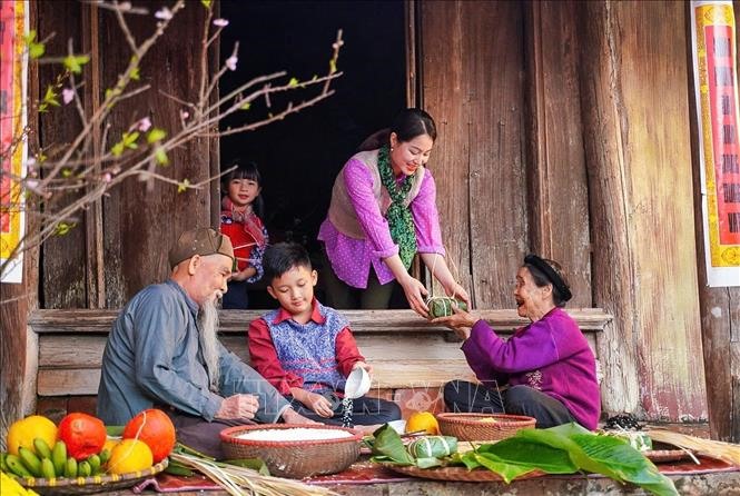 Đối với người Việt, Tết Nguyên đán là dịp mọi người trong gia đình sum vầy bên nhau, tận hưởng niềm vui đoàn viên.