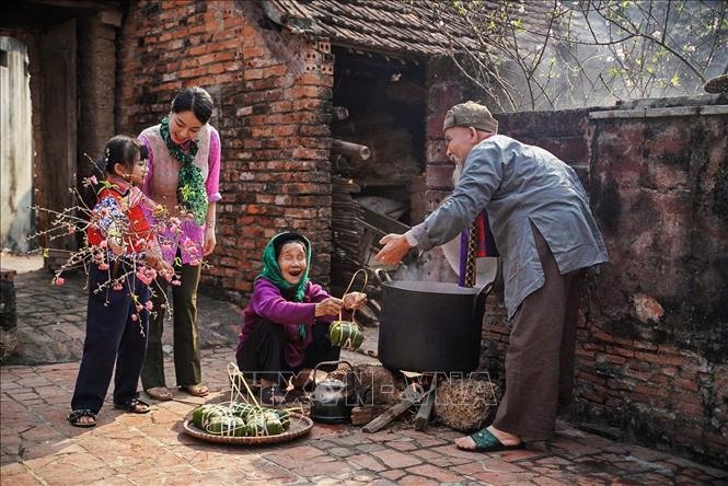 Các thế hệ trong gia đình quây quần bên bên nồi bánh chưng.