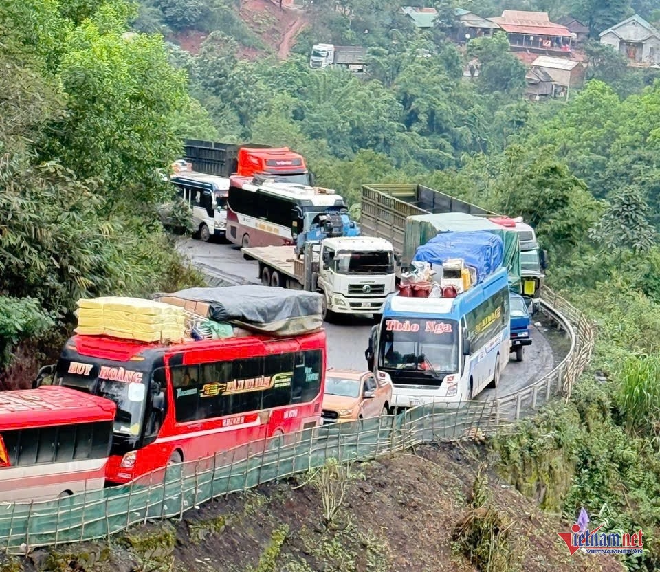 Giao thông trên tuyến Quốc lộ 15D bị ách tắc nghiêm trọng. Ảnh: MN