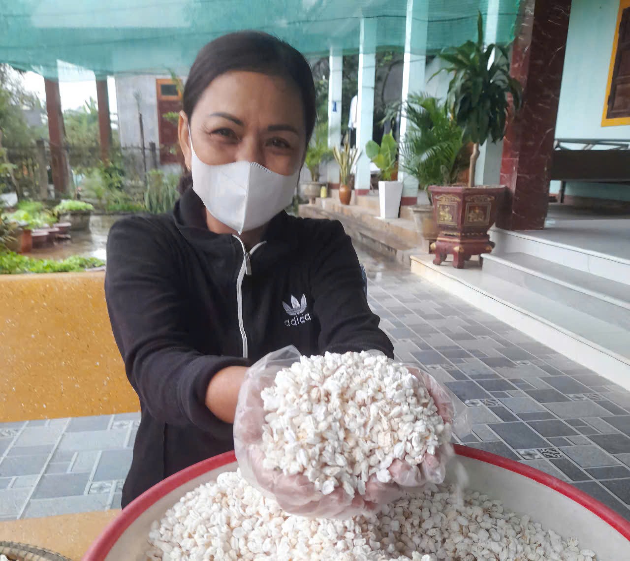 Chị Trần Thị Lý ở xã Gio Mai, huyện Gio Linh chuẩn bị nguyên liệu chất lượng, đảm bảo an toàn vệ sinh thực phẩm làm bánh hộc truyền thống - Ảnh: TÚ LINH