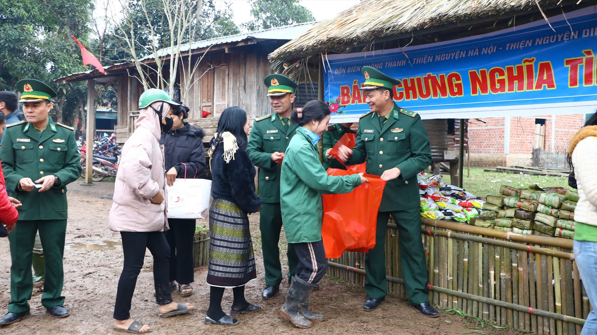 Nhiều phần quà ý nghĩa được trao tới các hộ gia đình có hoàn cảnh khó khăn. Ảnh: Công Sang