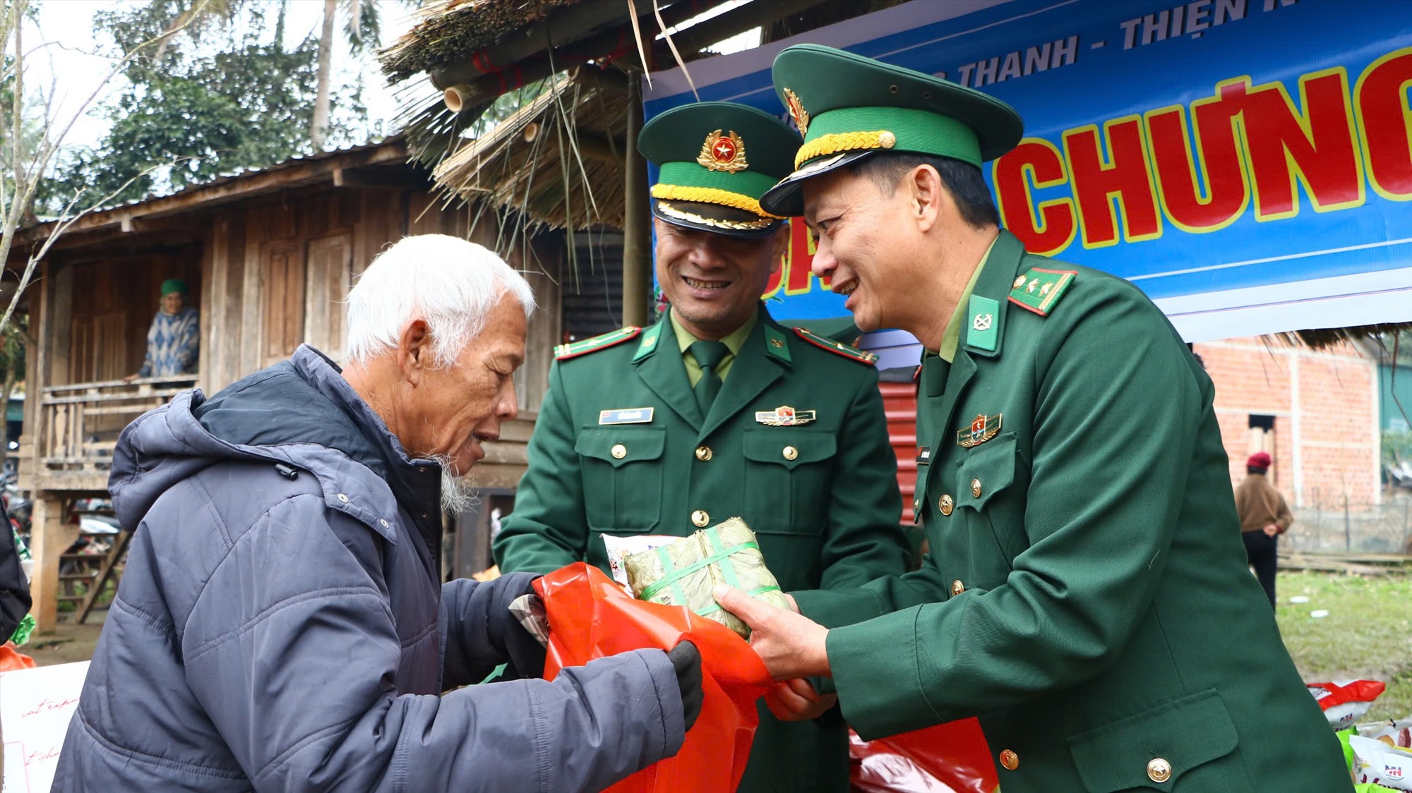 Nhiều phần quà ý nghĩa được trao tới các hộ gia đình có hoàn cảnh khó khăn. Ảnh: Công Sang