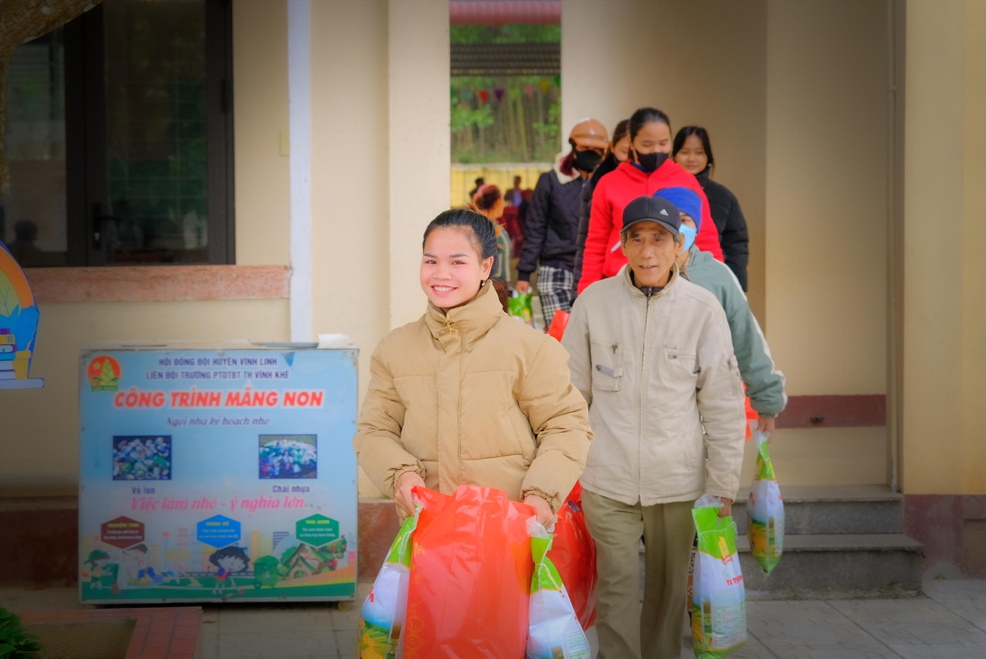 Chị Hồ Thị Hiền ở thôn Mới phấn khởi khi nhận quà từ chương trình - Ảnh: Trần Tuyền