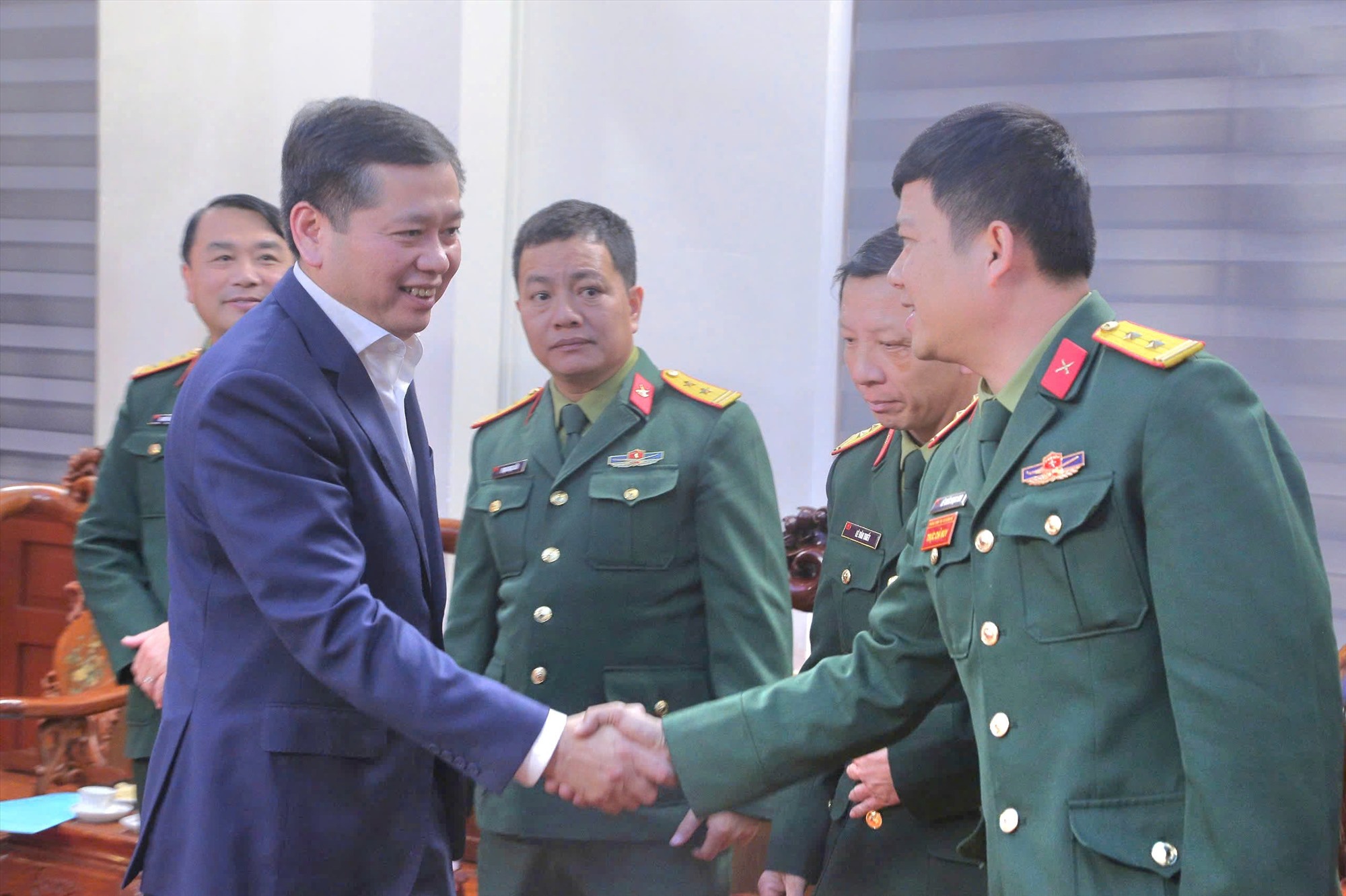 Bí thư Tỉnh ủy Nguyễn Long Hải trò chuyện thân mật với cán bộ, chiến sĩ Sư đoàn 968 - Ảnh: Lê Minh