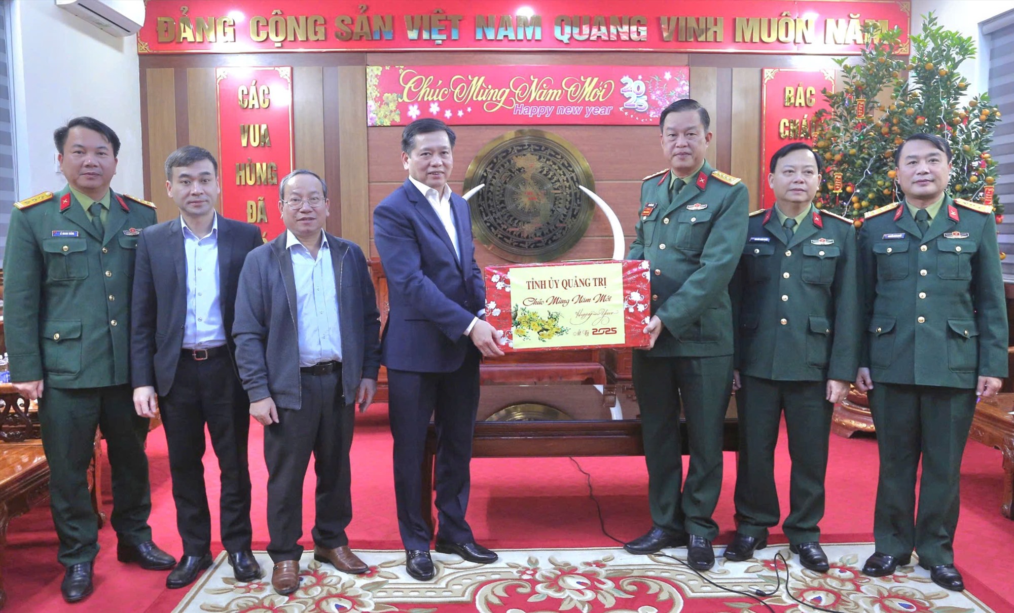 Bí thư Tỉnh ủy Nguyễn Long Hải thăm, tặng quà, chúc tết cán bộ, chiến sĩ Sư đoàn 968 - Ảnh: Lê Minh