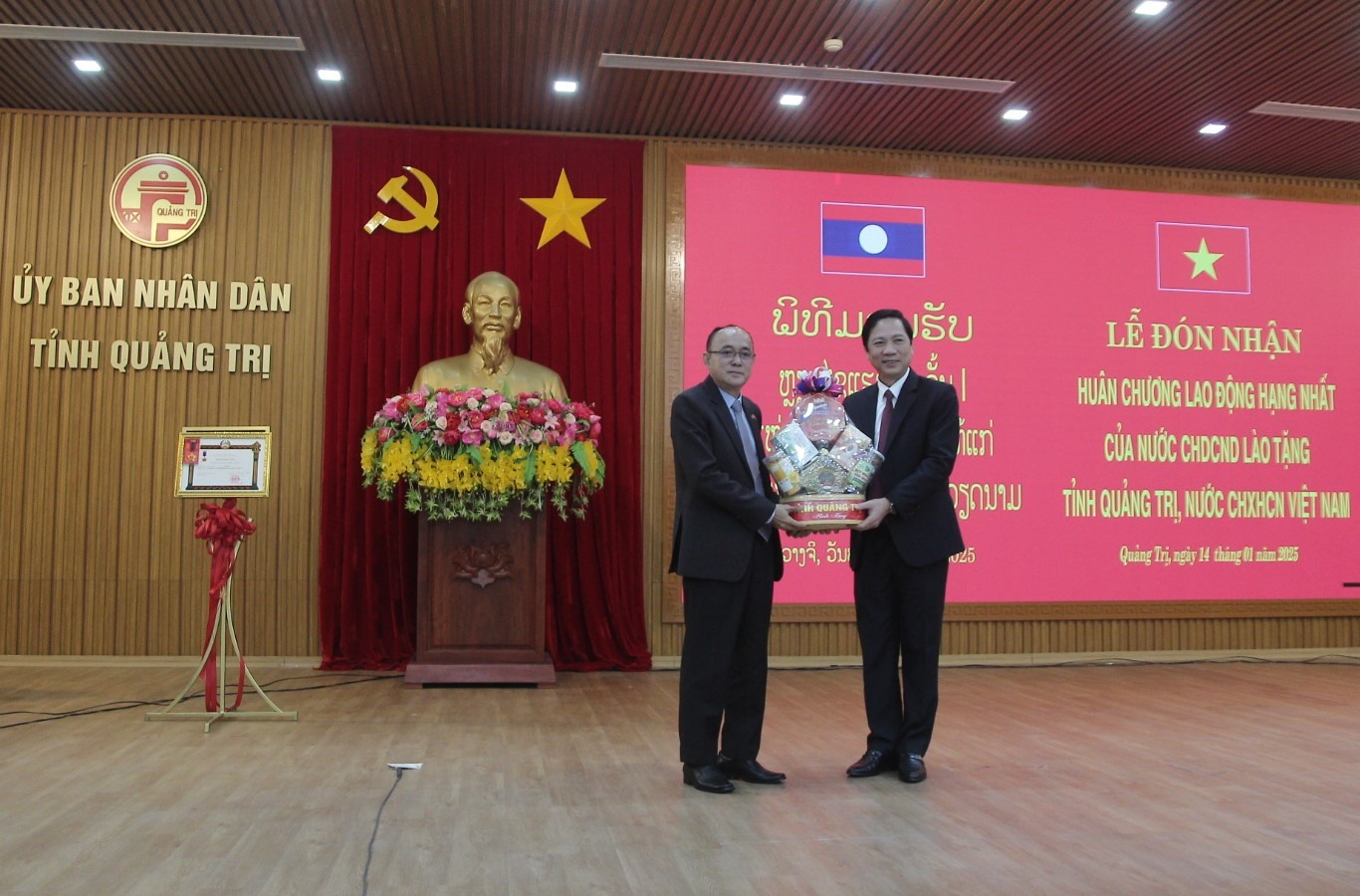 Phó Chủ tịch UBND tỉnh Hoàng Nam tặng quà cho lãnh đạo tỉnh Champasak - Ảnh: N.T.H