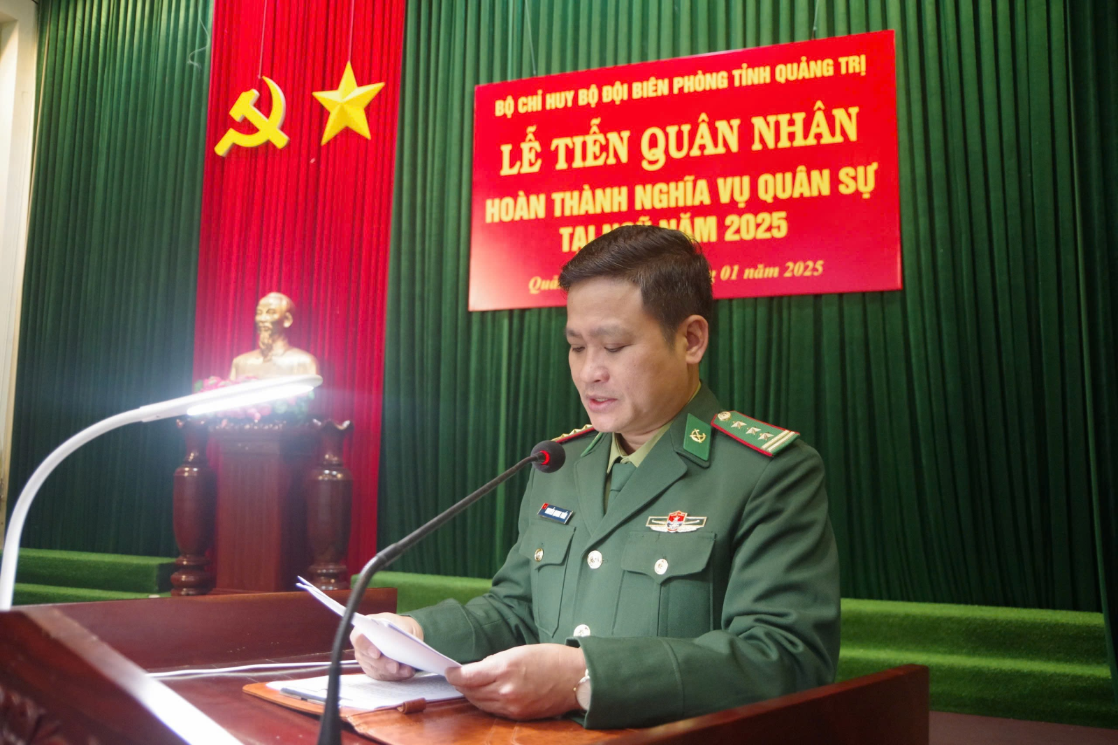 Thượng tá Nguyễn Quang Tuấn - Phó Tham mưu trưởng công bố quyết định quân nhân hoàn thành nghĩa vụ quân sự năm 2025