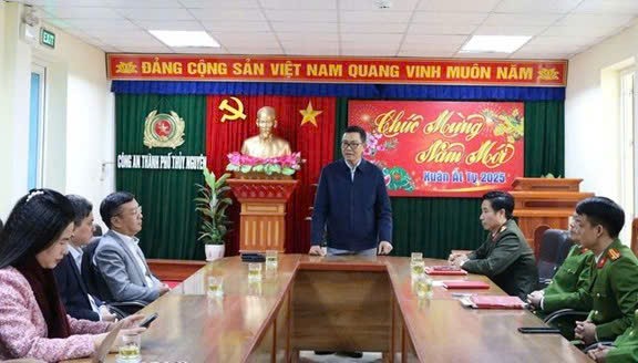 Giám đốc Sở GD&ĐT Thành phố Hải Phòng Bùi Văn Kiệm làm việc với Công an TP Thủy Nguyên và các cơ quan chức năng.