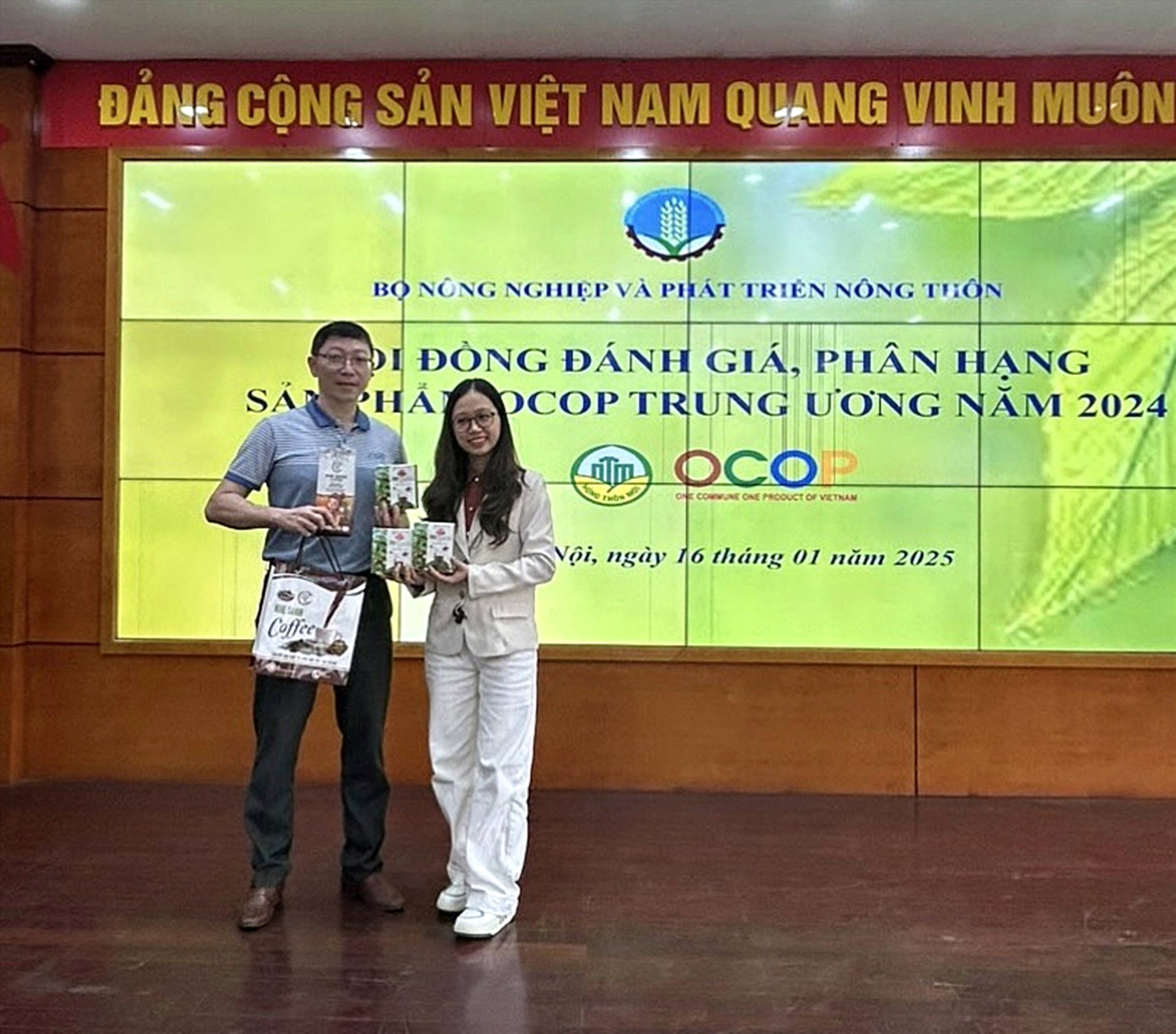 Các sản phẩm Khe Sanh Coffee của Hợp tác xã Nông sản Khe Sanh và Thực phẩm bảo vệ sức khỏe cà gai leo của Công ty TNHH dược liệu hữu cơ An Xuân được chứng nhận OCOP 5 sao - Ảnh: L.A