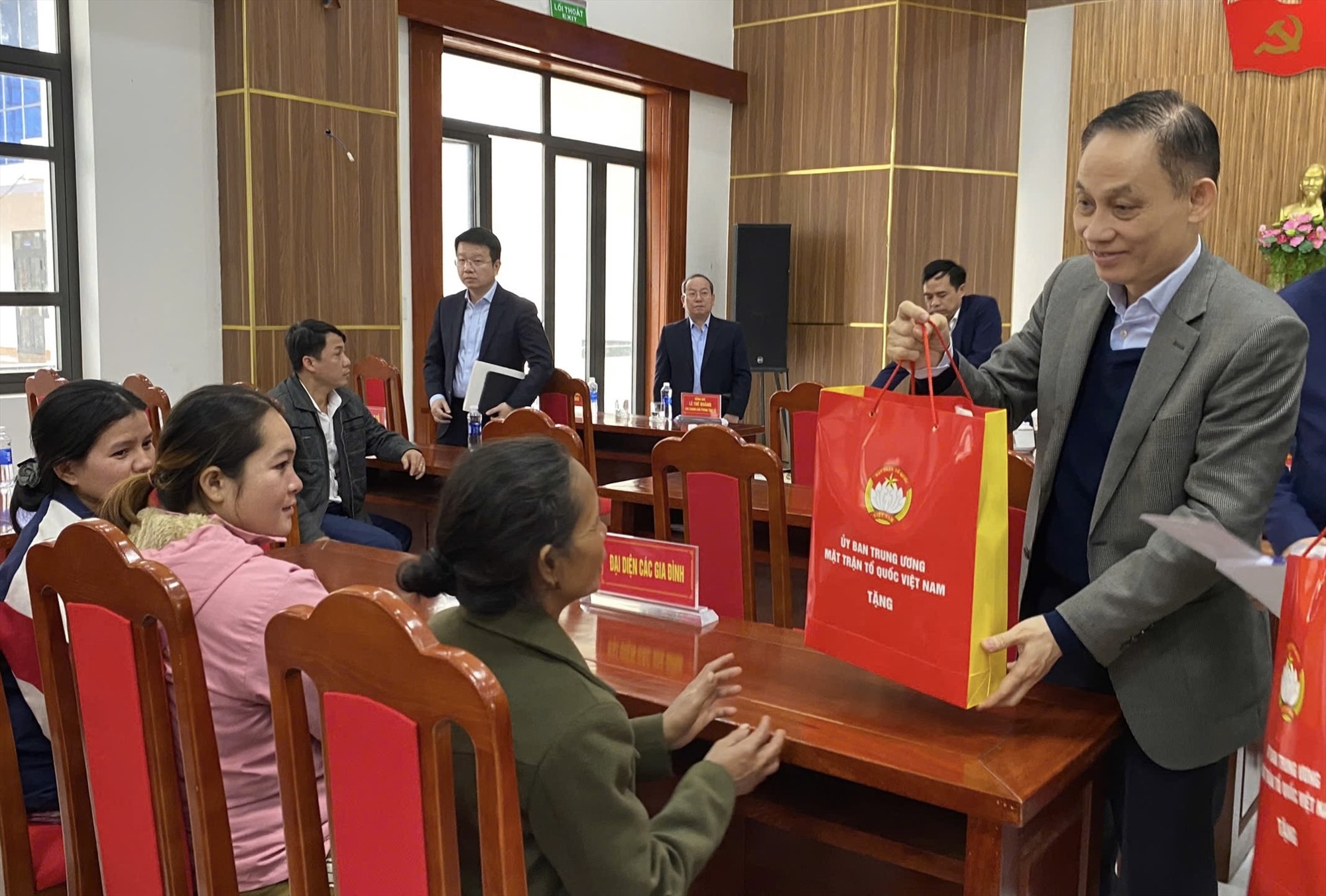 Bí thư Trung ương Đảng, Trưởng Ban Đối ngoại Trung ương Lê Hoài Trung trao quà Tết cho các gia đình chính sách, hộ nghèo tại huyện Đakrông - Ảnh: N.B