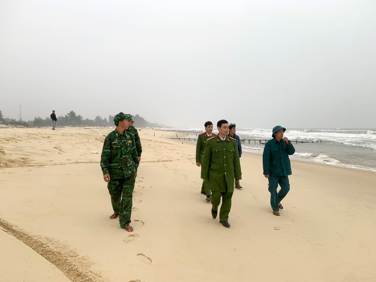 Các lực lượng chức năng đang tổ chức tìm kiếm ngư dân ở xã Hải An, huyện Hải Lăng bị mất tích trên biển - Ảnh: ĐV