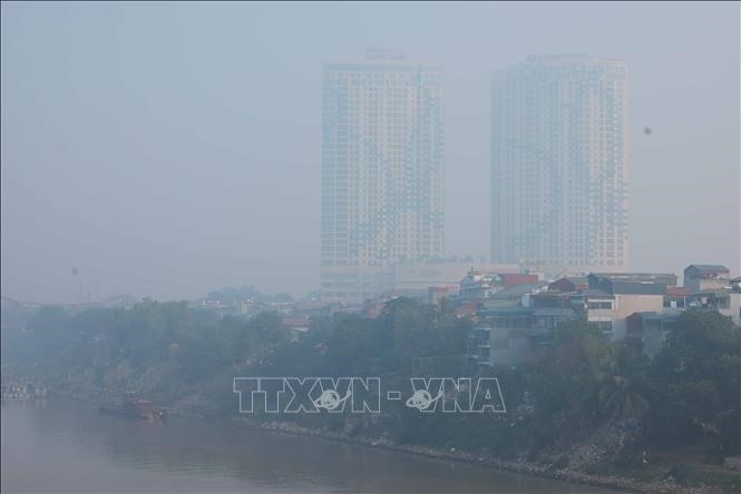 Các toà nhà tại quận Long Biên (Hà Nội) chìm trong làn sương mù và bụi do ô nhiễm, sáng 2/1. Ảnh minh họa: Hoàng Hiếu/TTXVN