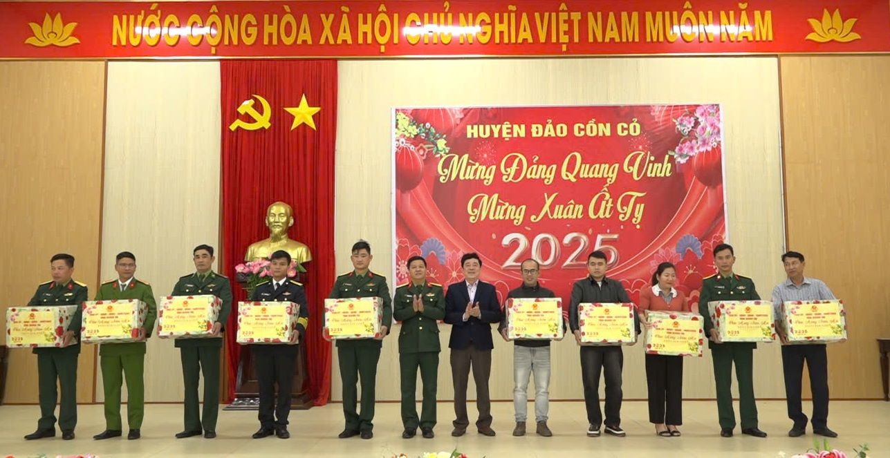 Đại tá Nguyễn Hữu Đàn, Chỉ huy trưởng Bộ CHQS tỉnh trao quà tết của Tỉnh ủy, HĐND, UBND, Ủy ban MTTQ Việt Nam tỉnh cho các cán bộ, chiến sĩ trên đảo Cồn Cỏ-Ảnh: Hữu Thịnh