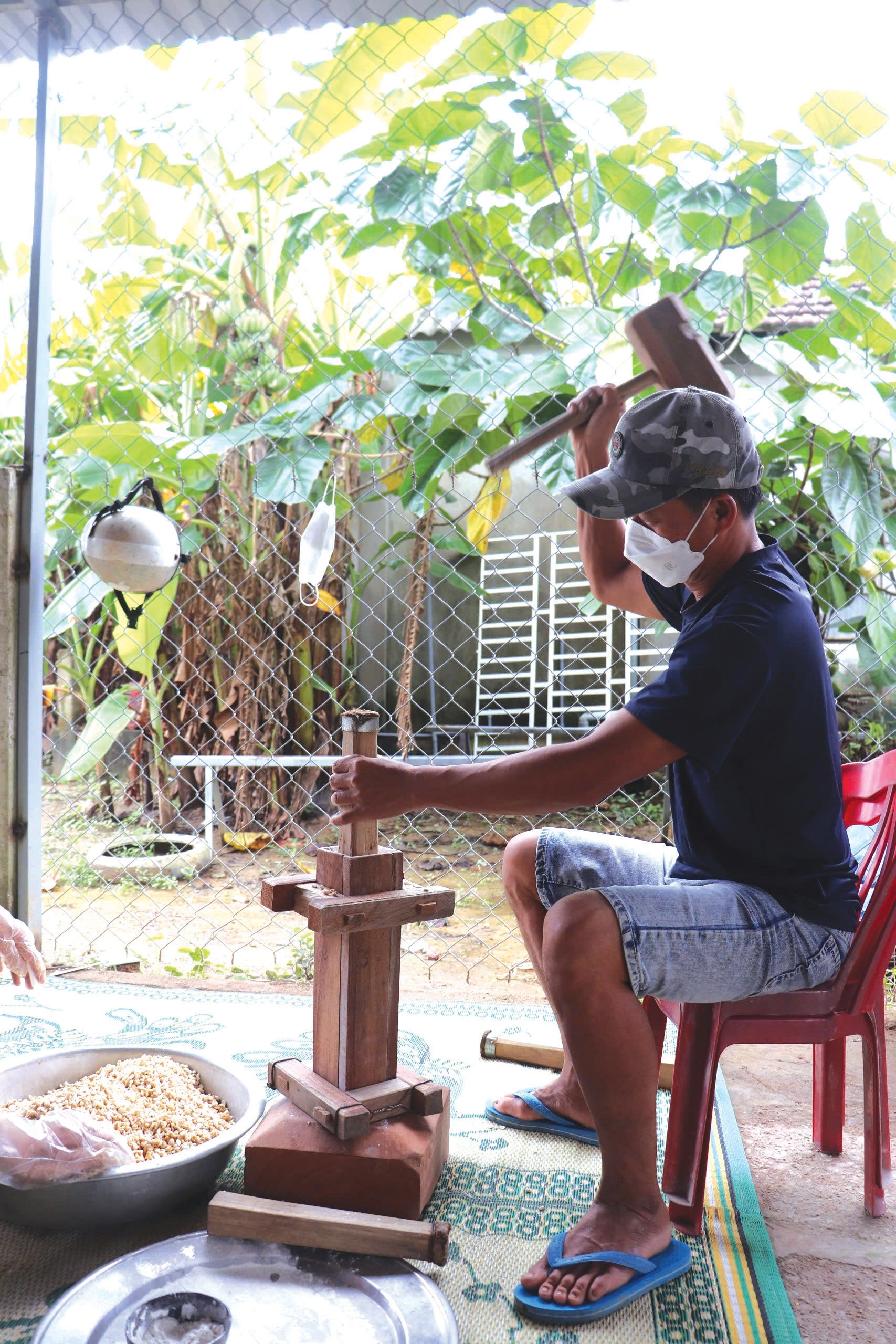 Anh Lê Văn Tuấn, Thôn Cam Vũ 2, xã Cam Thủy, huyện Cam Lộ làm bánh hộc đón Tết - Ảnh: TRÚC PHƯƠNG