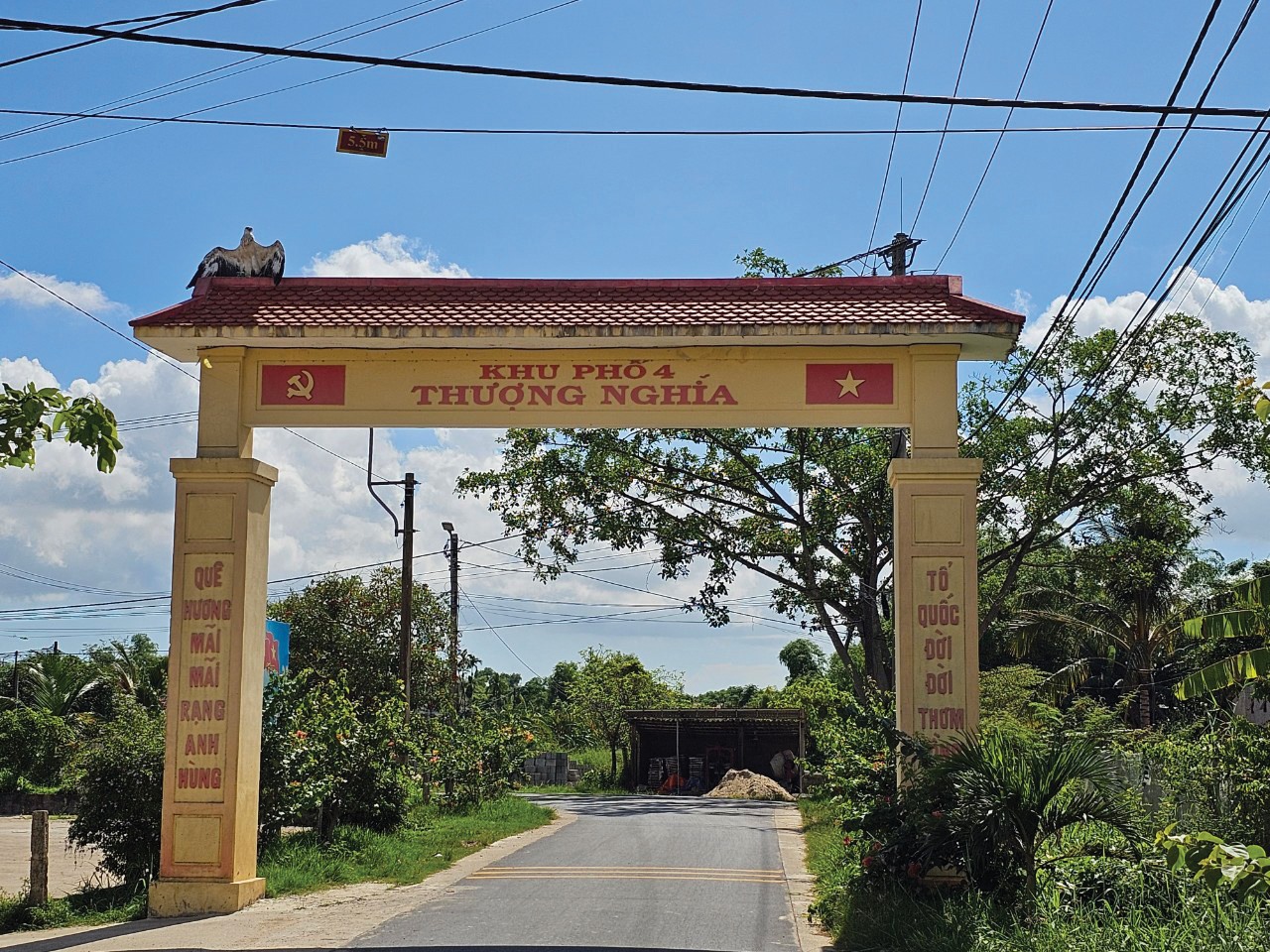 Cổng chào làng Thượng Nghĩa -Ảnh: M.T