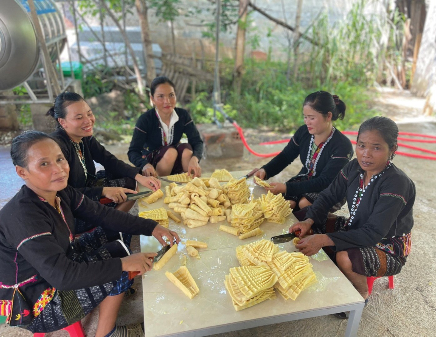 Các thành viên Tổ hợp tác nông sản sạch Ba Tầng sơ chế măng tươi chuẩn bị đưa vào hệ thống sấy - Ảnh: T.H.T