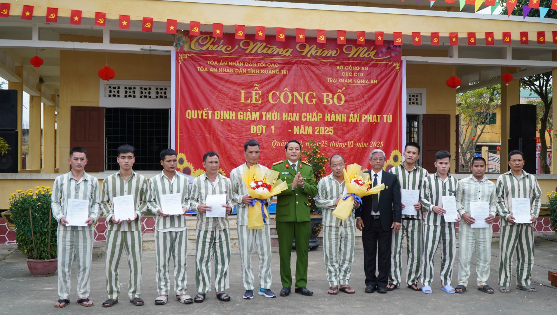 Chánh án TAND tỉnh Lê Hồng Quang (áo đen) và lãnh đạoTrại giam Nghĩa An trao quyết định giảm hết thời hạn án phạt tù cho các phạm nhân - Ảnh: Lê Trường