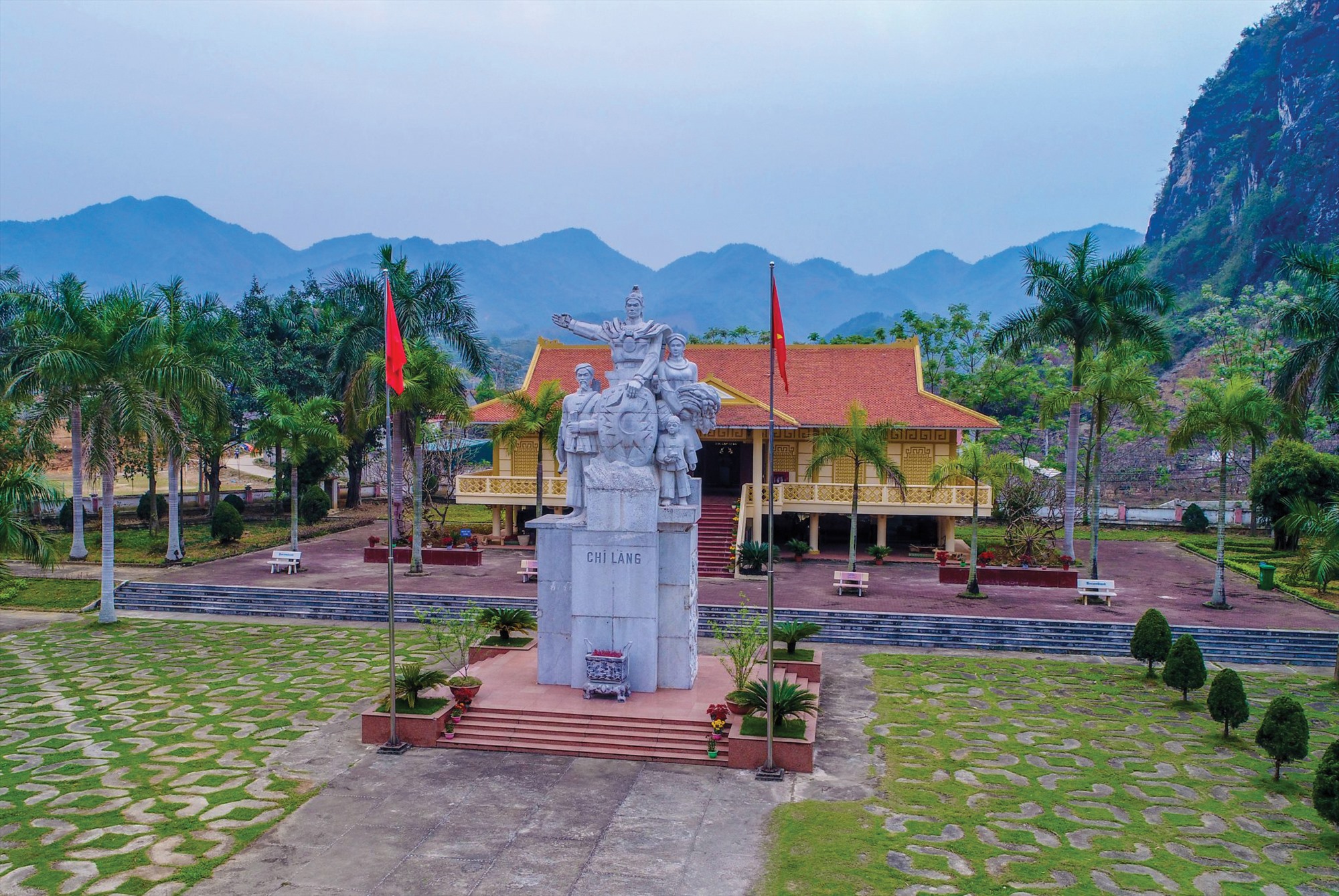 Khu nhà trưng bày chiến thắng Chi Lăng và tượng đài -Ảnh: L.Đ.D