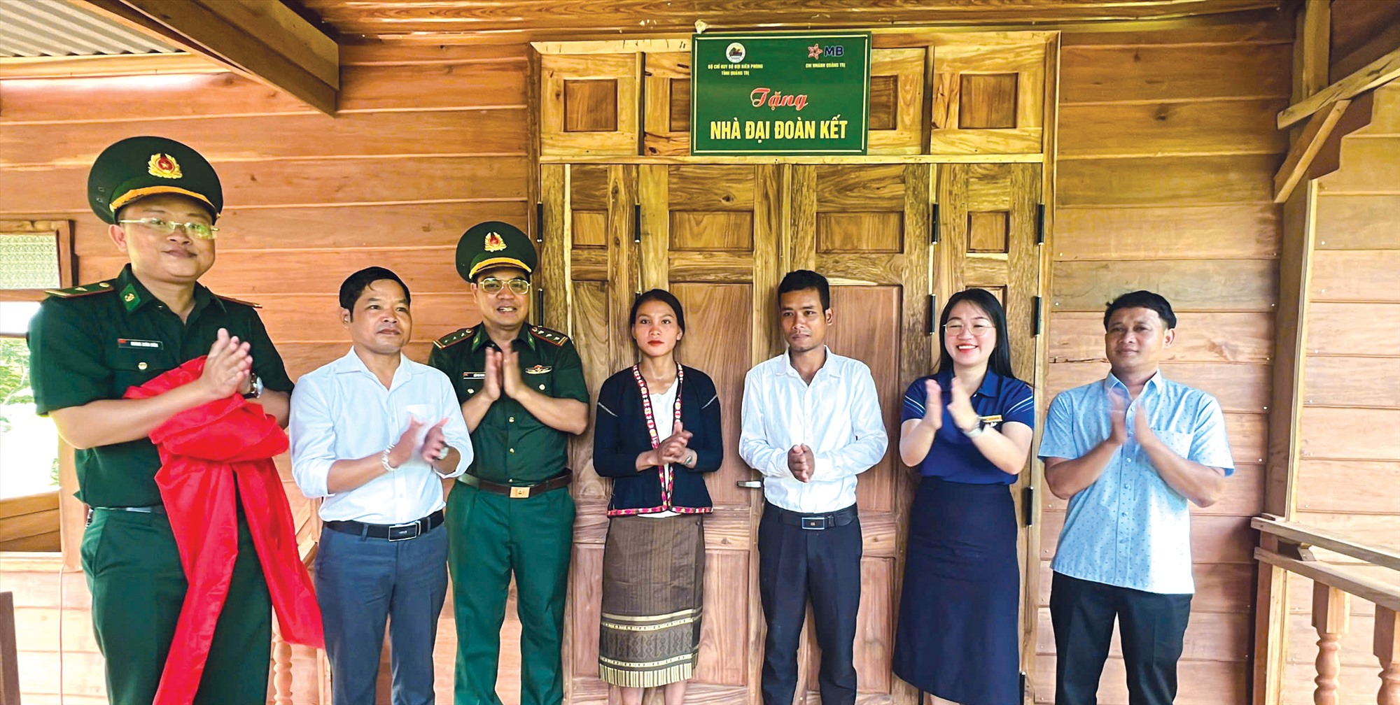 Gia đình ông Hồ Văn Lai ở thôn Bản 7, xã Thuận, huyện Hướng Hóa được Đồn Biên phòng Thuận và Ngân hàng Quân đội hỗ trợ xây dựng nhà “Đại đoàn kết” - Ảnh: T.TUYỀN