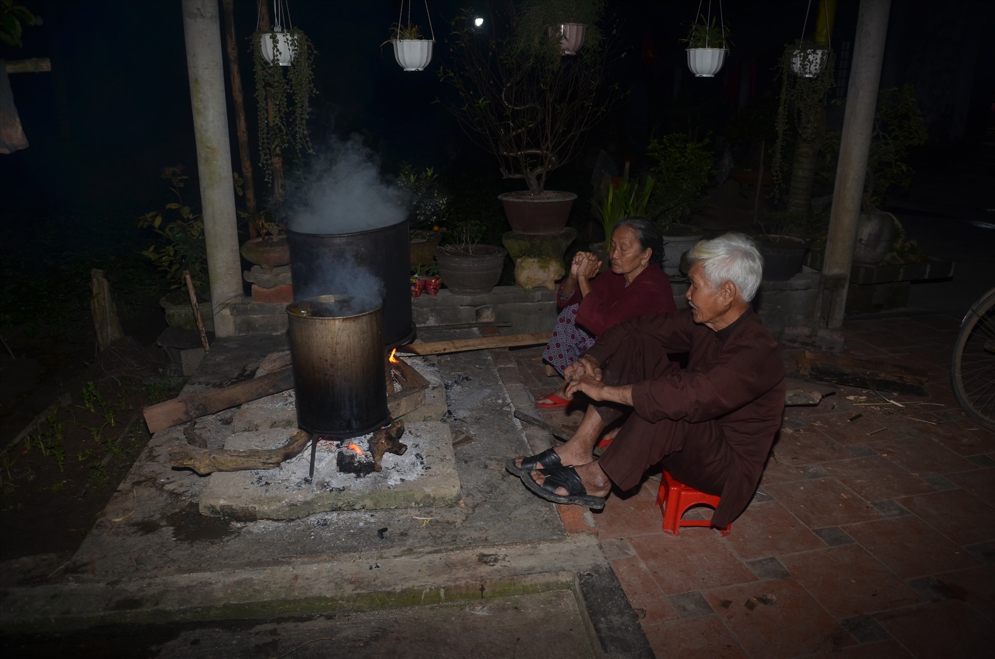 Ngày hai chín, ông bà nội tôi đều gói bánh chưng, bánh tét và ngồi cùng nhau canh lửa nấu qua đêm - Ảnh: H.C.D