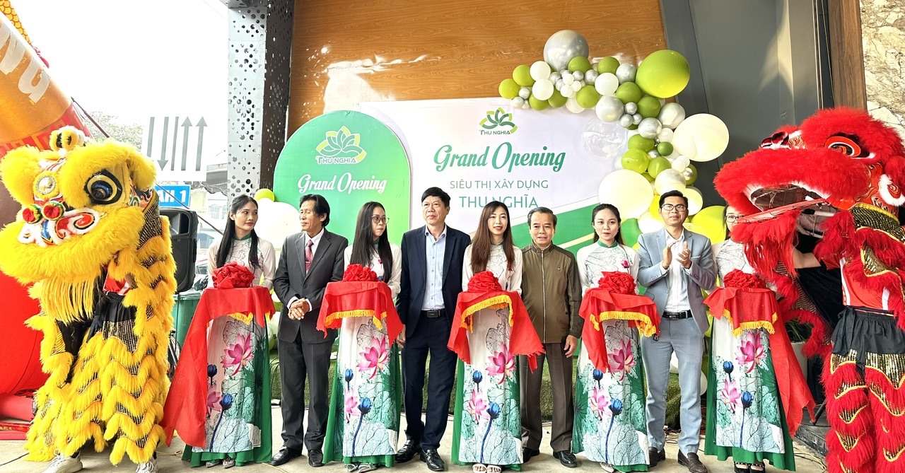 Các đại biểu cắt băng khai trương Siêu thị Xây dựng Thu Nghĩa - Ảnh: H.T