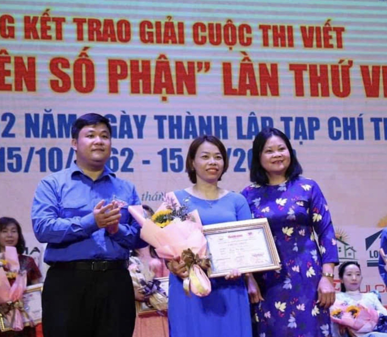 Cô giáo Trần Thị Hiền nhận giải A cuộc thi viết “Vượt lên số phận” lần thứ VII - Ảnh: NVCC