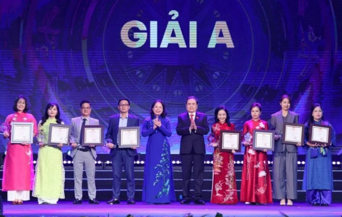 Trao giải A Giải Diên Hồng lần thứ ba - năm 2025 - Ảnh: QH