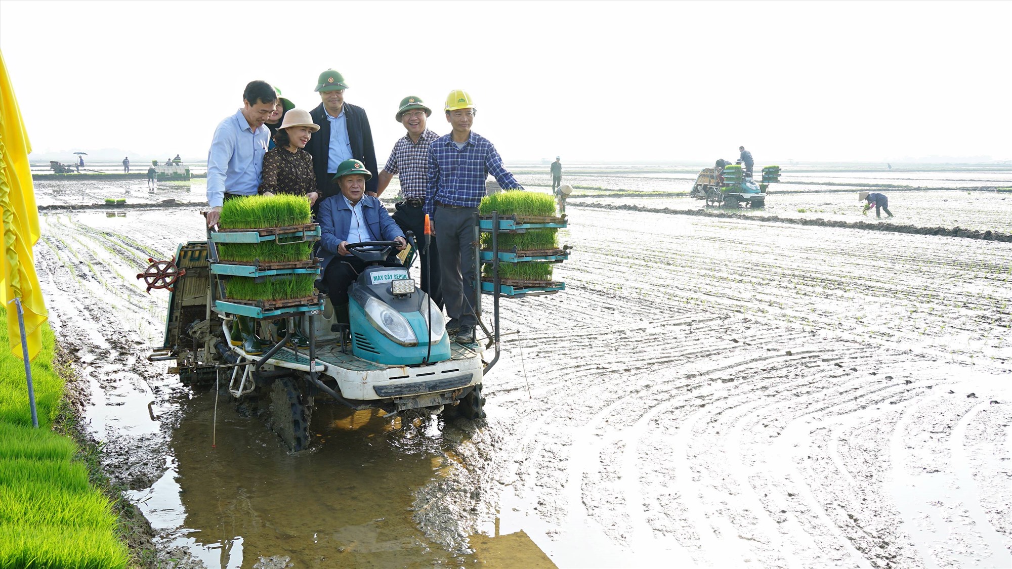 Quyền Chủ tịch UBND tỉnh Hà Sỹ Đồng sử dụng thử máy cấy lúa của Công ty cổ phần Tổng Công ty Thương mại Quảng Trị - Ảnh: L.A