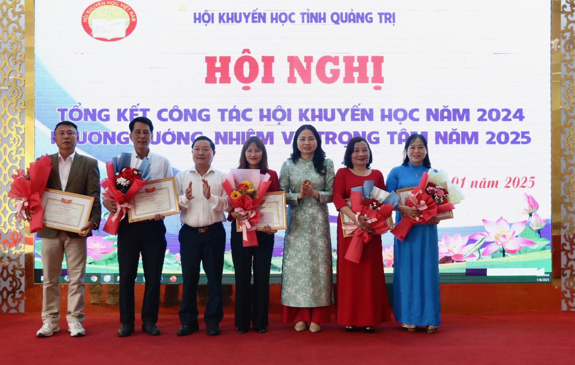 Trao giấy khen của Chủ tịch Hội Khuyến học tỉnh cho các cá nhân có nhiều thành tích trong công tác khuyến học, khuyến tài, xây dựng XHHT - Ảnh: N.B