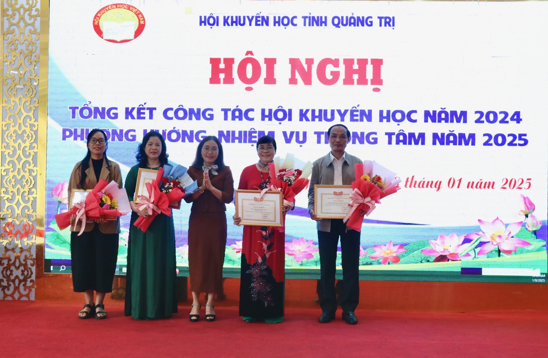 Phó Trưởng Ban Tuyên giáo Tỉnh ủy Hồ Thị Ngọc Lan trao giấy khen của Chủ tịch Hội Khuyến học tỉnh cho các tập thể có nhiều thành tích trong công tác khuyến học, khuyến tài, xây dựng XHHT - Ảnh: N.B