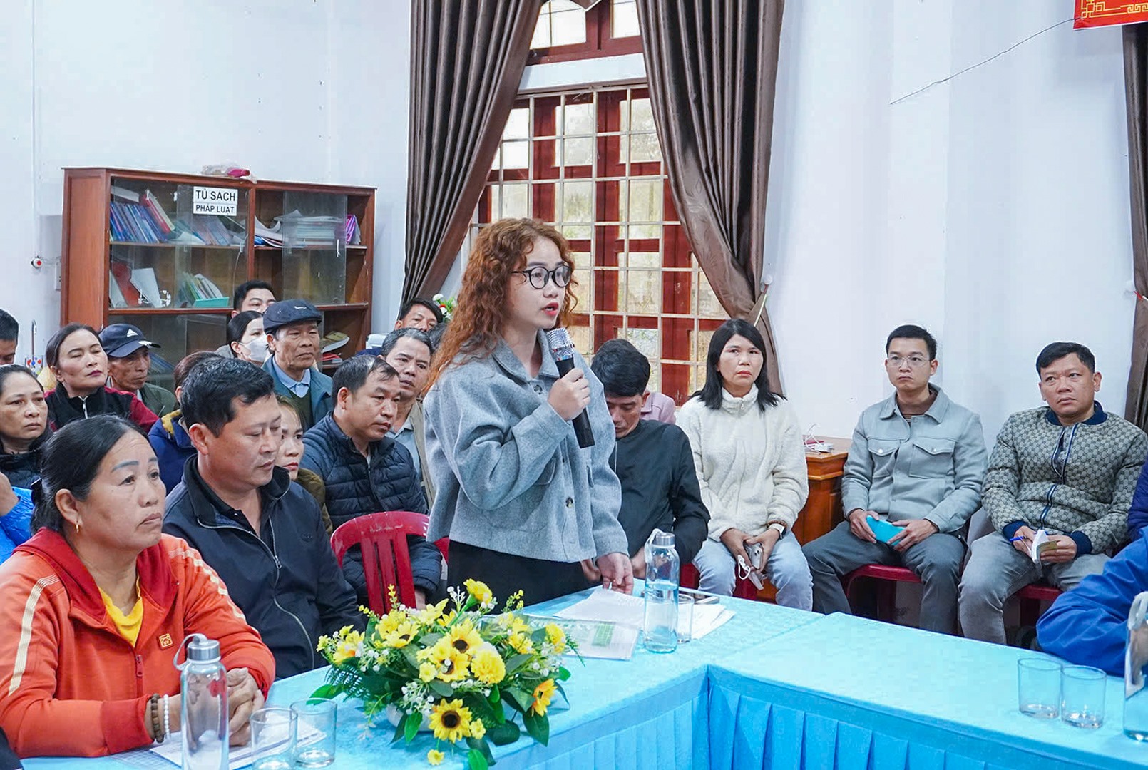 Đại diện các hộ gia đình bị ảnh hưởng do thi công cầu vượt cao tốc Quốc lộ 9 qua xã Cam Hiếu, huyện Cam Lộ phát biểu ý kiến tại buổi làm việc - Ảnh: L.T