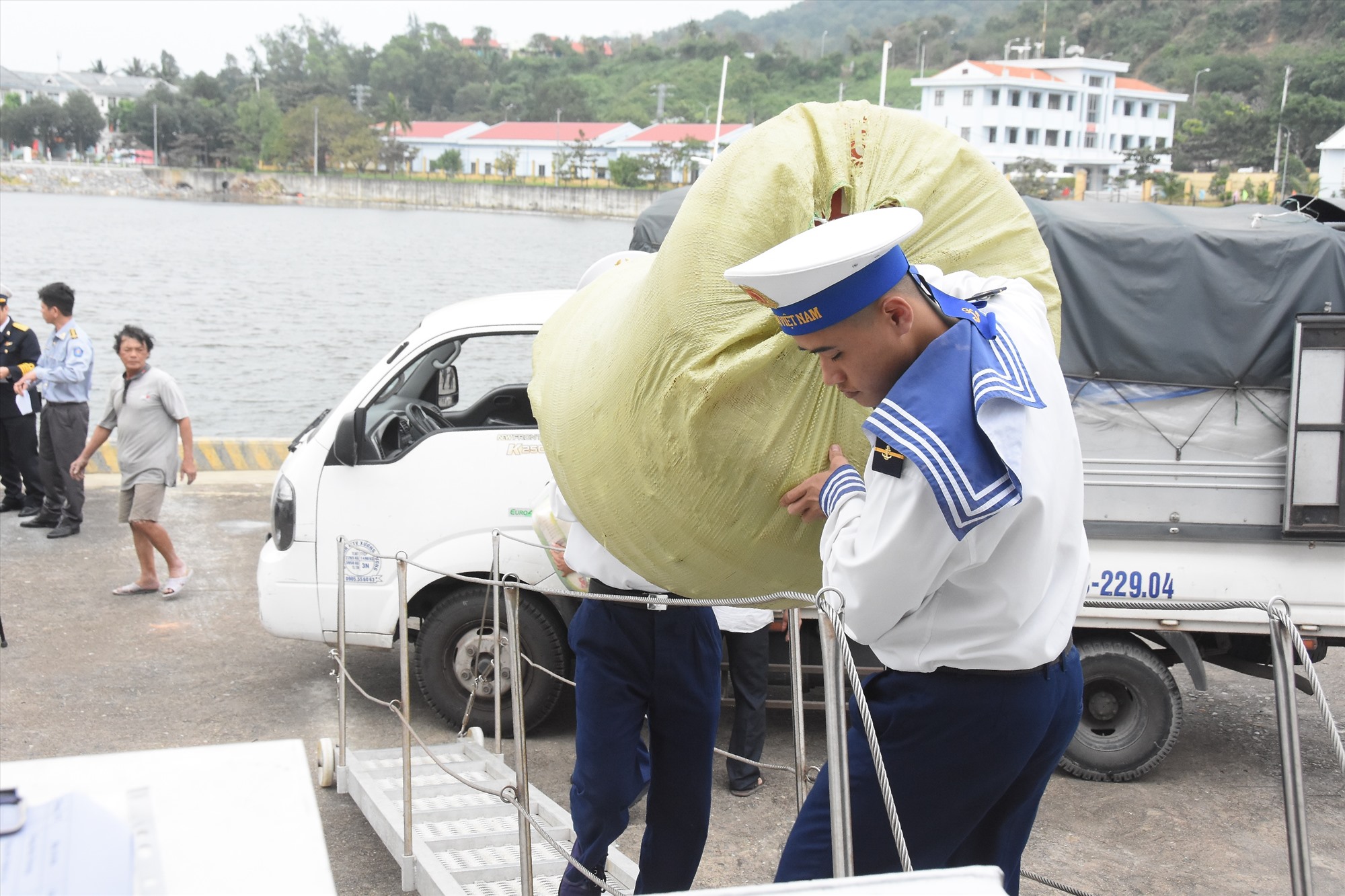 Vận chuyển hàng hóa, nhu yếu phẩm lên tàu - Ảnh: ĐV