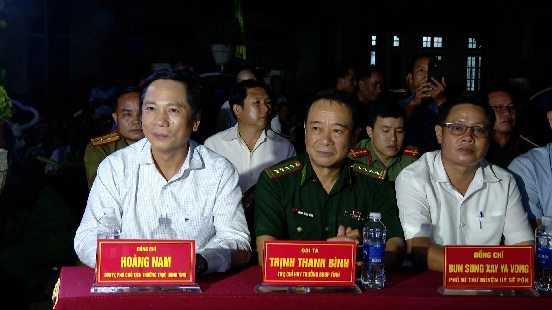 Đại biểu dự chương trình Đêm hội Trăng rằm tại biên giới Việt- Lào