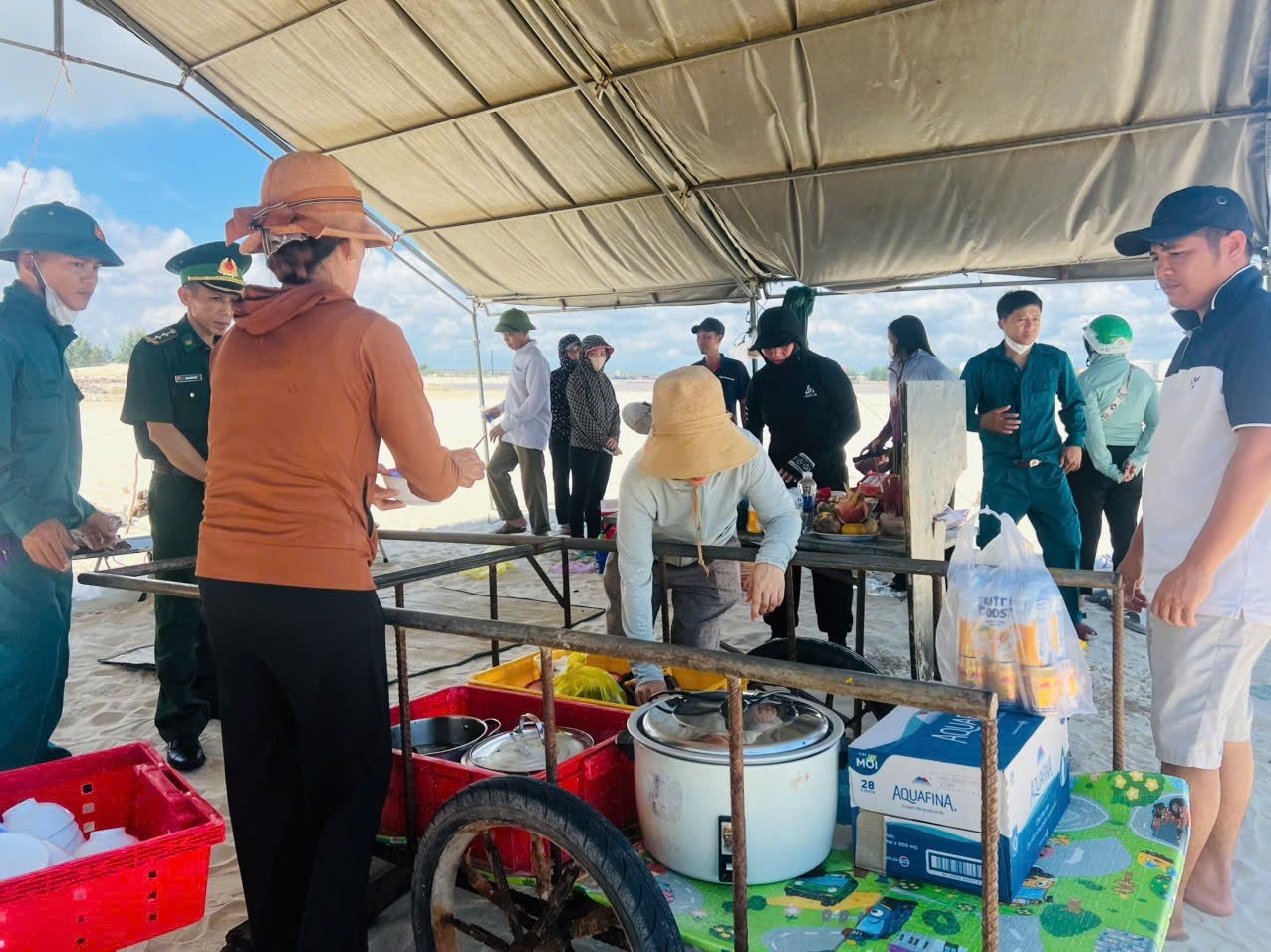 Chị em phụ nữ thôn Phú Hội phục vụ cơm, nước cho thân nhân các gia đình có thuyền viên gặp nạn