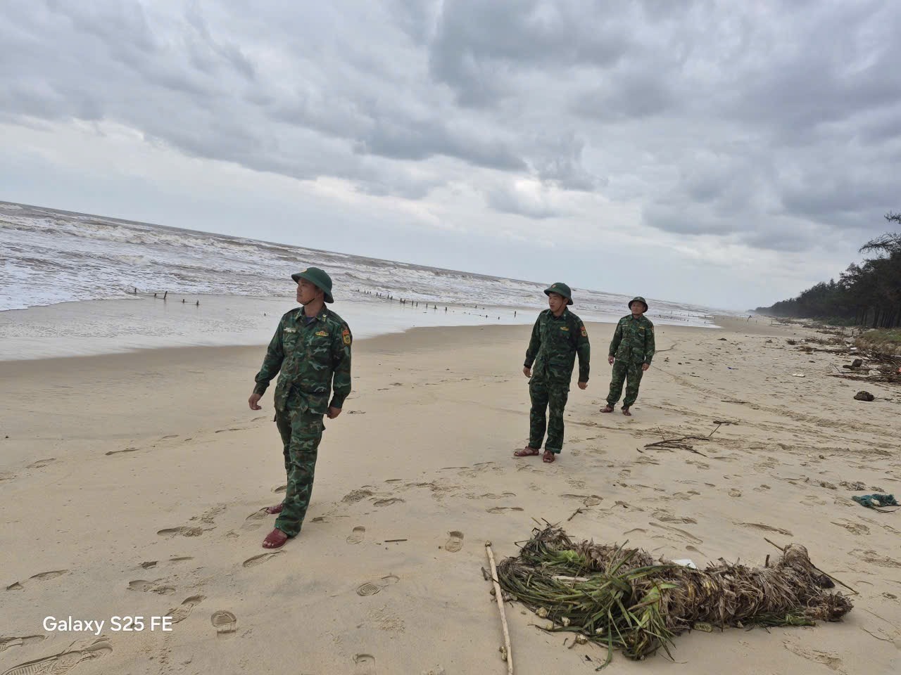 Đồn Biên phòng Triệu Vân tổ chức lực lượng tuần tra dọc bãi biển.