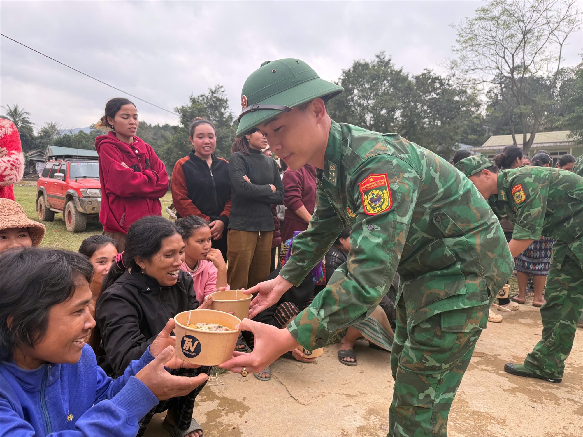 Tại đây, Ban Tổ chức đã trao 143 suất quà và 300 suất ăn cho Nhân dân và các cháu học sinh có hoàn cảnh khó khăn, với tổng trị giá 40 triệu đồng.