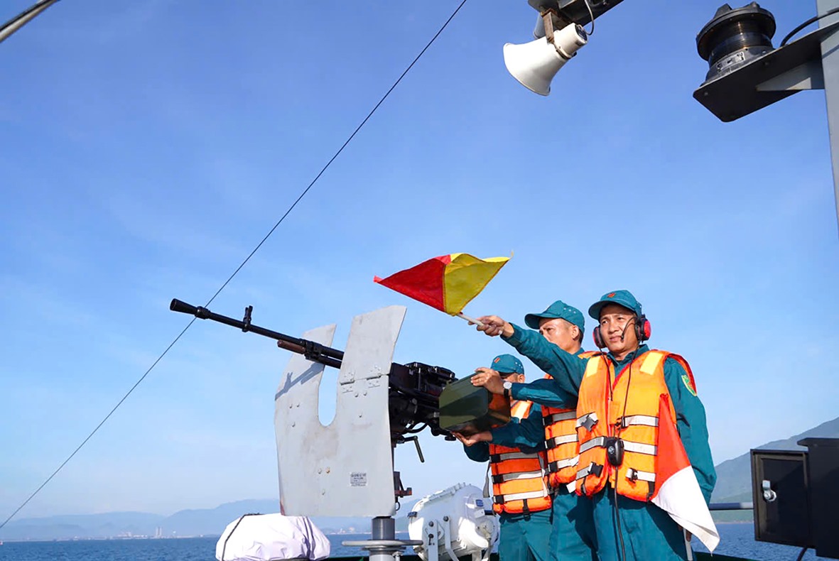 Cán bộ, chiến sĩ tàu QT-92345TS luyện tập phương án sẵn sàng chiến đấu - Ảnh: H.C