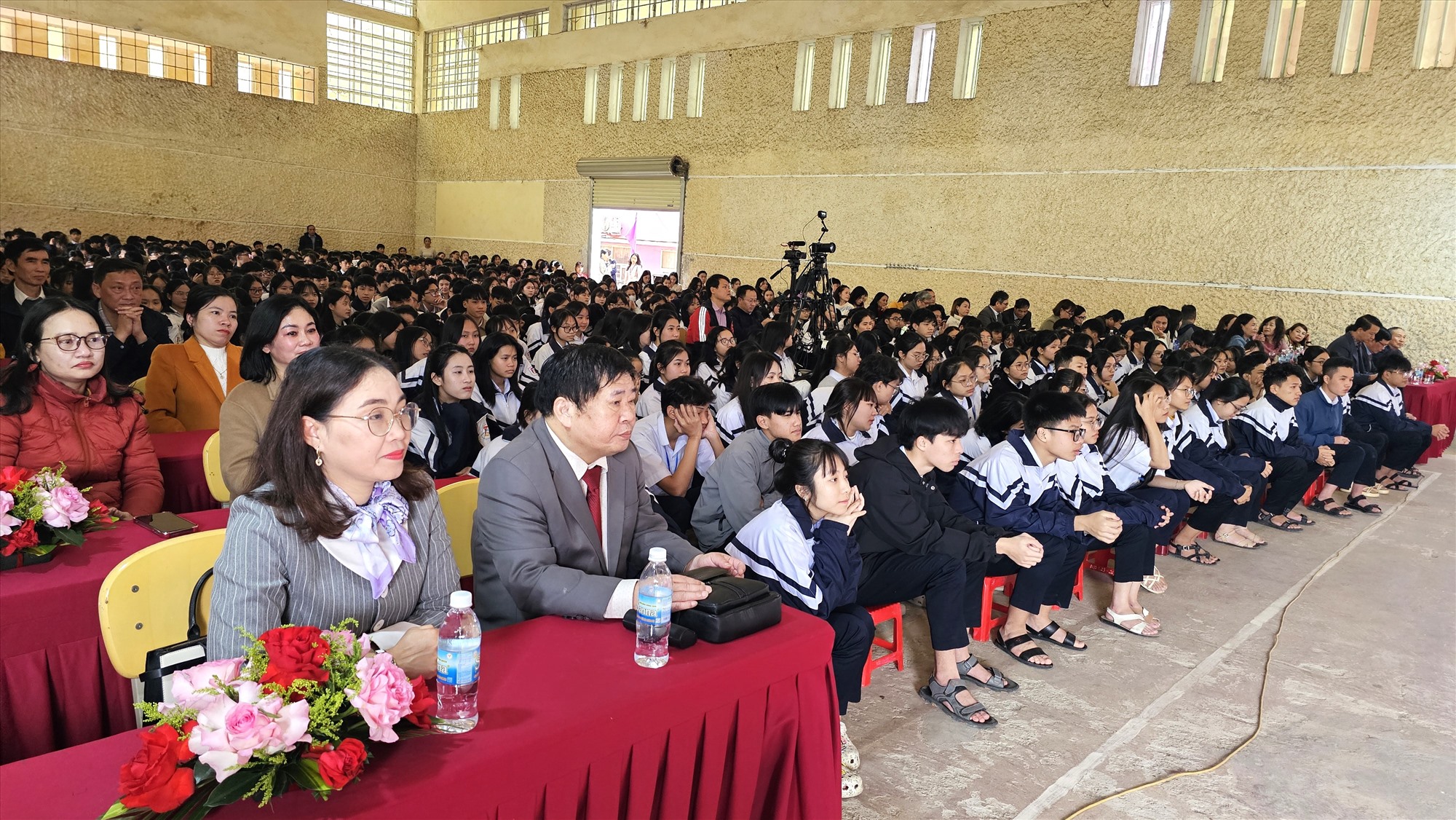Các đại biểu và học sinh tham dự Ngày thơ Việt Nam với chủ đề “Quảng Trị khát vọng bay lên cùng đất nước” tại Trường THPT Lê Lợi - Ảnh: N.T.H
