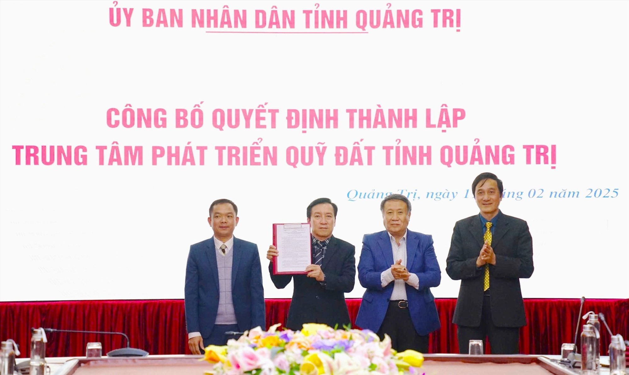 Quyền Chủ tịch UBND tỉnh Hà Sỹ Đồng trao quyết định thành lập Trung tâm Phát triển quỹ đất tỉnh Quảng Trị