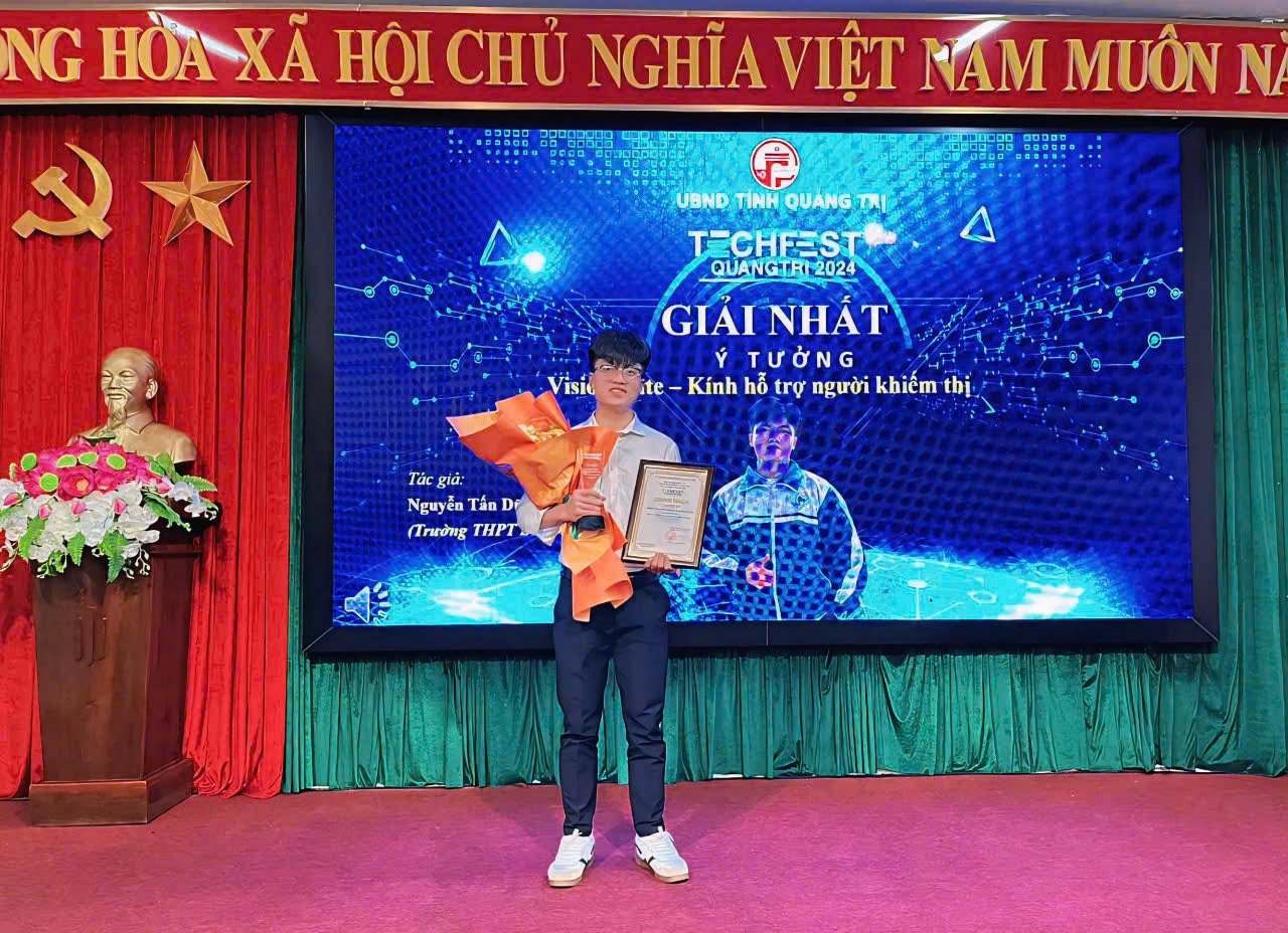 Với ý tưởng “Vision Mate - Kính hỗ trợ người khiếm thị”, Dũng vinh dự đoạt giải Nhất cuộc thi khởi nghiệp đổi mới sáng tạo cấp tỉnh năm 2024 - Ảnh: NVCC