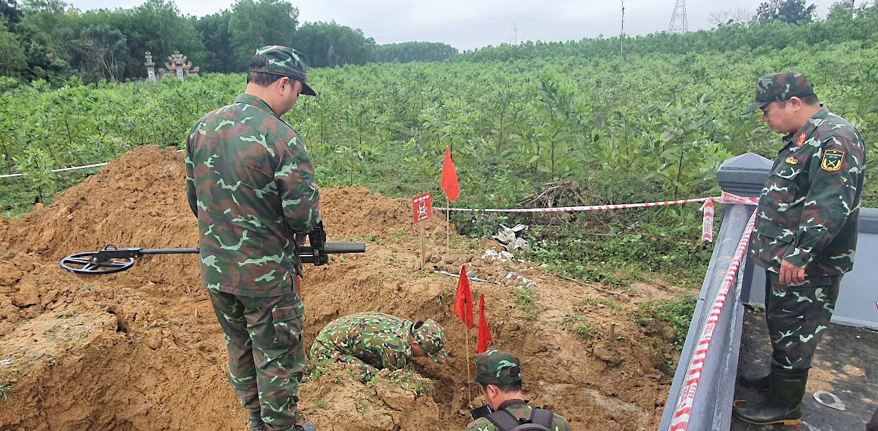 Lực lượng Công binh, Bộ Chỉ huy Quân sự tỉnh rà soát, kiểm tra khu vực phát hiện hầm đạn-Ảnh: Anh Vũ