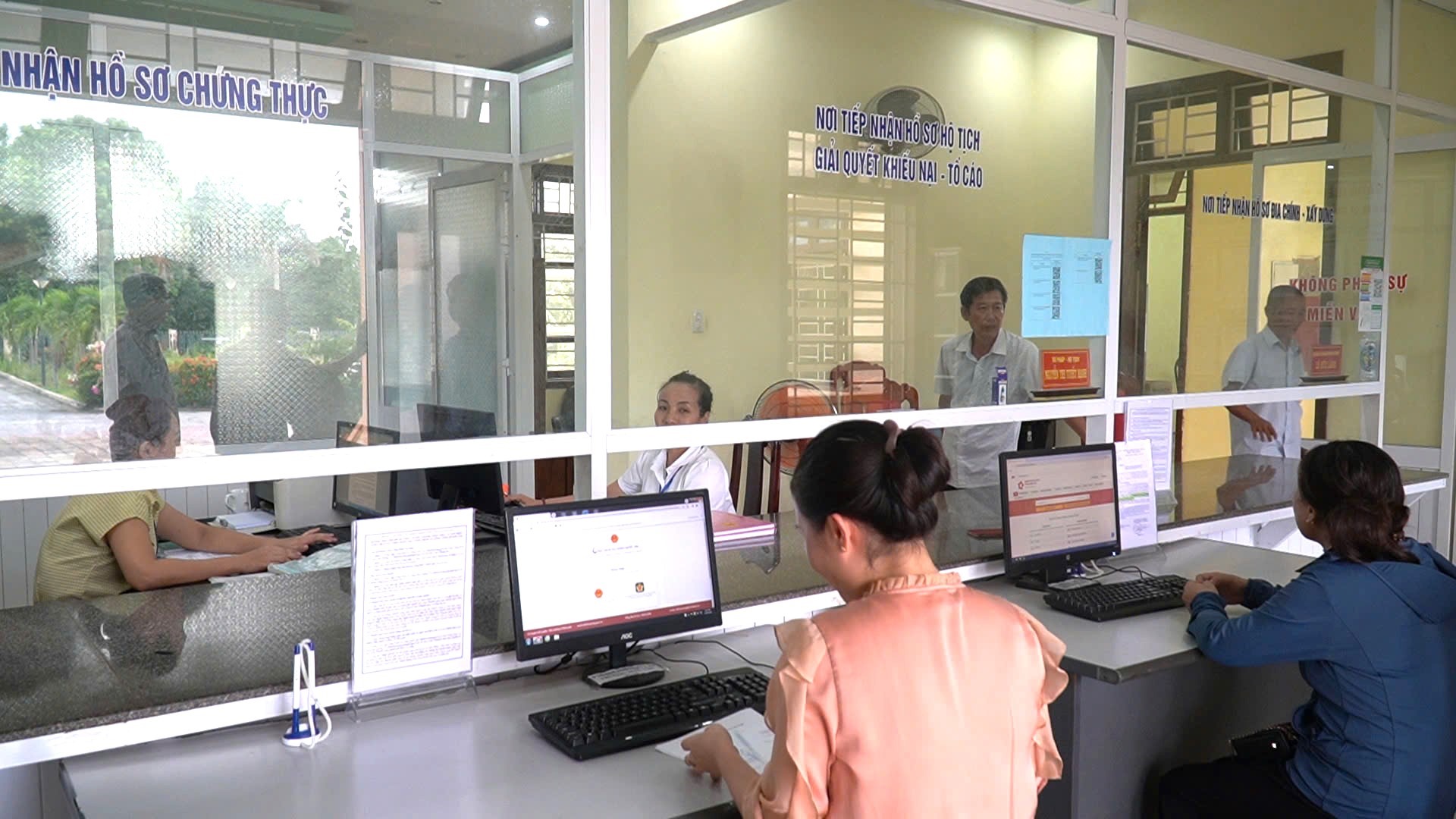 Người dân làm thủ tục hành chính tại UBND thị trấn Cam Lộ, huyện Cam Lộ - Ảnh: Lê Trường