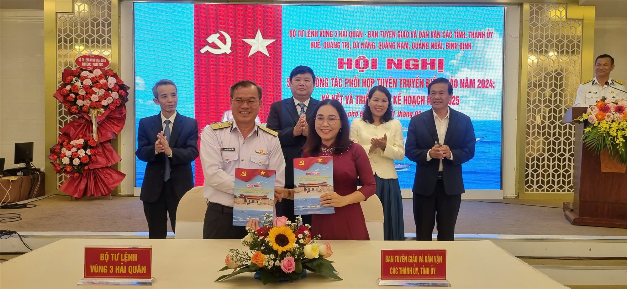 Vùng 3 Hải quân và Ban Tuyên giáo và Dân vận Tỉnh ủy Quảng Trị ký kết chương trình phối hợp tuyên truyền biển, đảo năm 2025 - Ảnh: Q.A