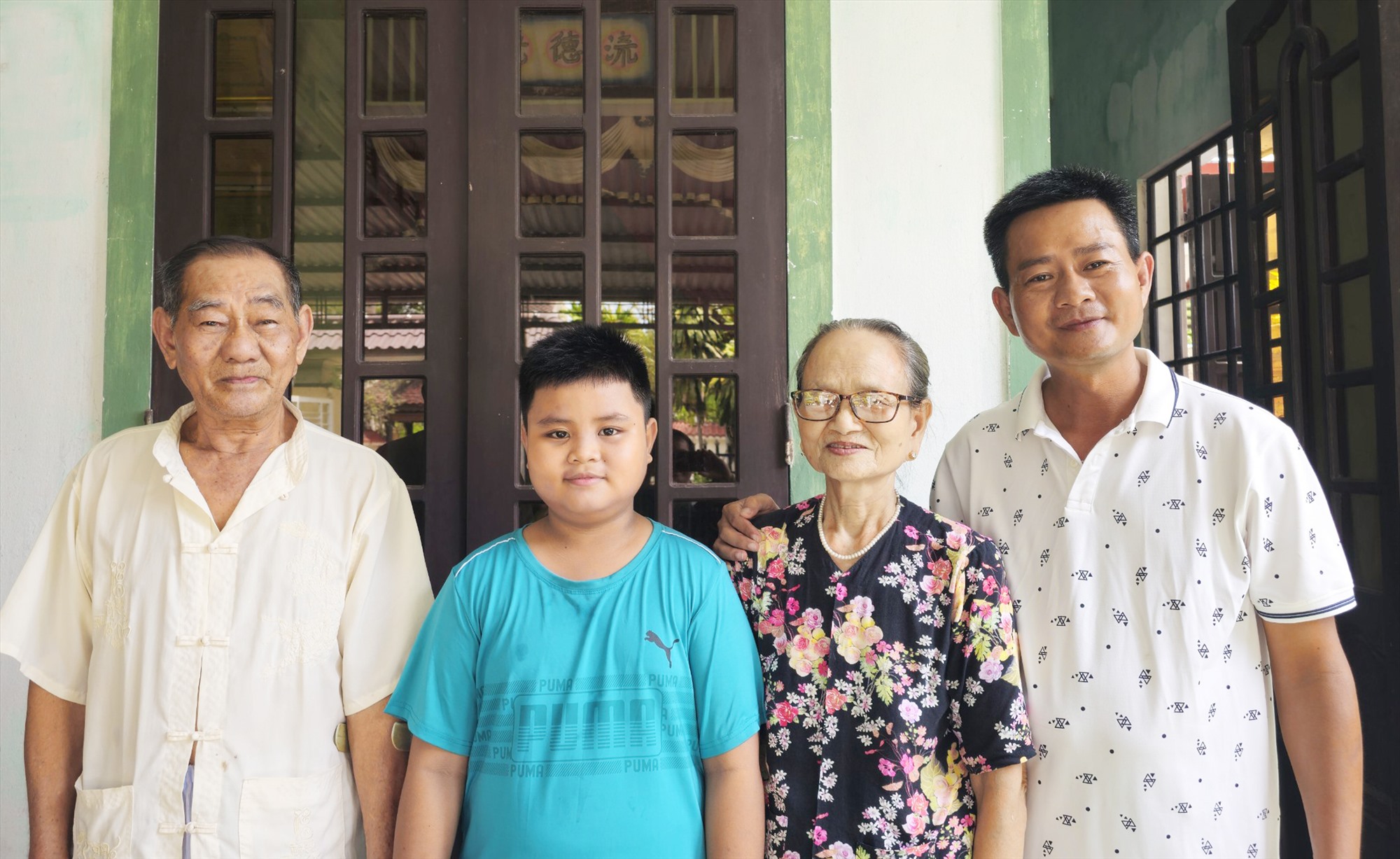 Vợ chồng bà Hường, ông Lớp với con trai hiện đang công tác tại Tây Nguyên và cháu nội - Ảnh: TÚ LINH