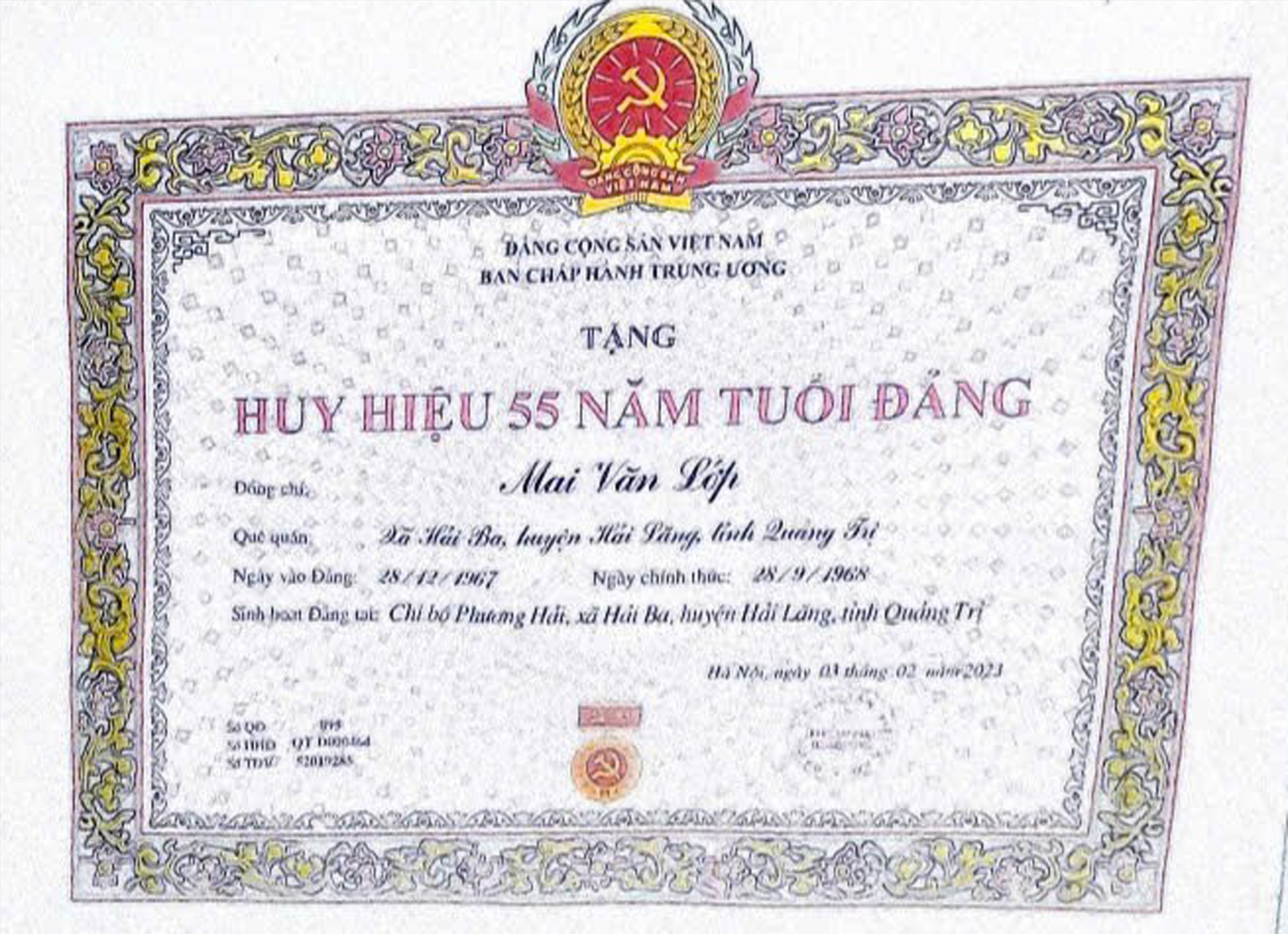 Ông Mai Văn Lớp vinh dự được trao tặng Huy hiệu 55 năm tuổi Đảng từ năm 2023- Ảnh: TÚ LINH
