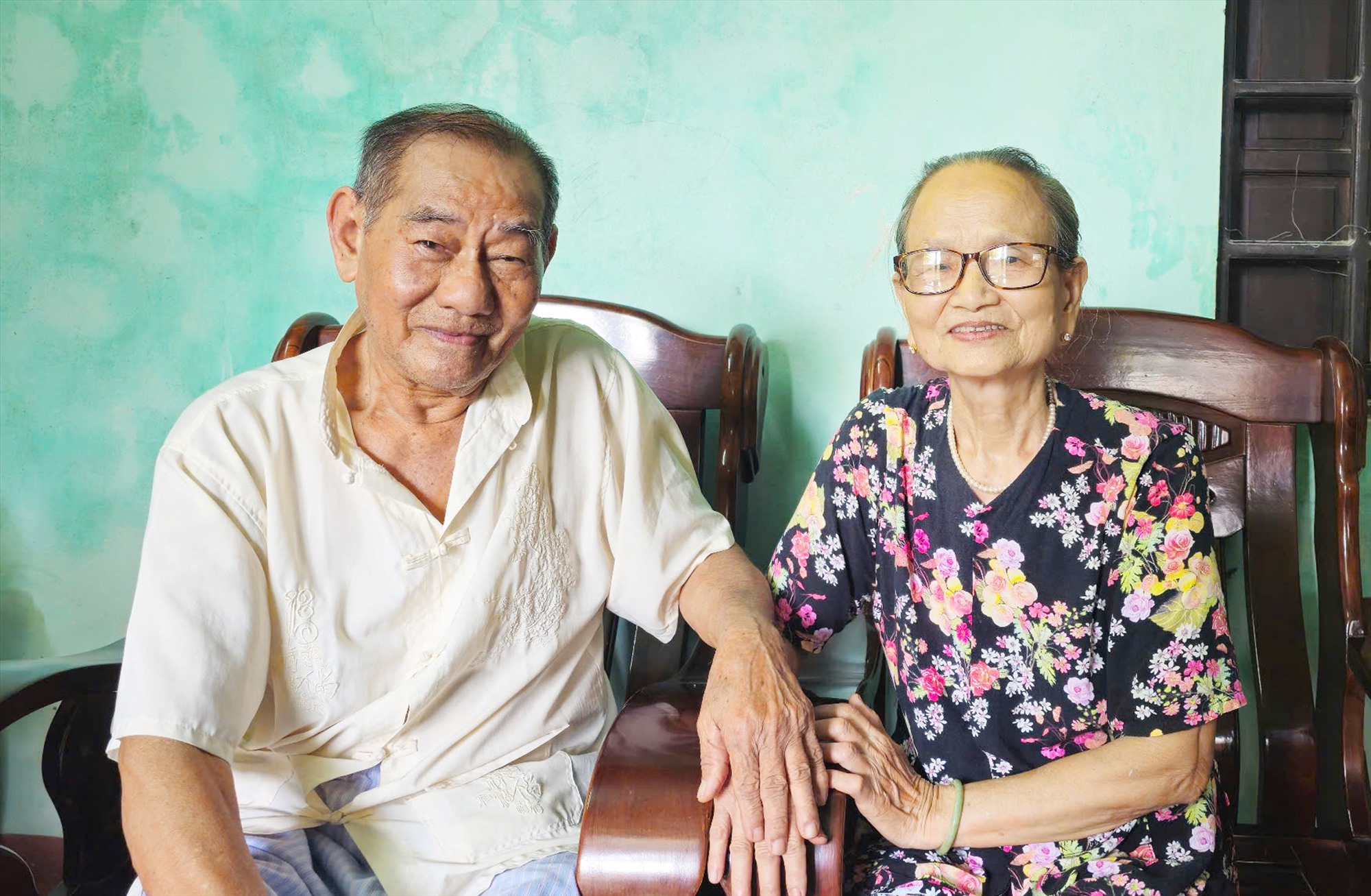 Vợ chồng bà Võ Thị Hường, ông Mai Văn Lớp hạnh phúc khi nhớ về những ngày tháng góp sức đấu tranh giải phóng quê hương, đất nước - Ảnh: TÚ LINH