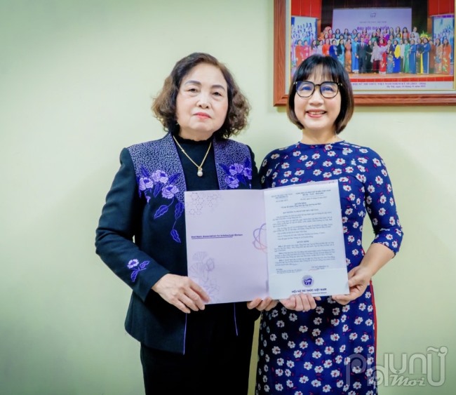 GS.TS Lê Thị Hợp, Chủ tịch Hội Nữ trí thức Việt Nam trao Quyết định bổ nhiệm Tổng Biên tập Tạp chí Phụ nữ Mới cho bà Chu Thị Thu Hằng