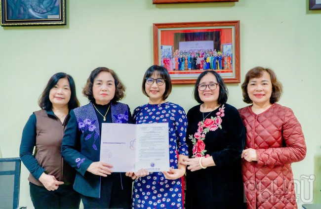 Lãnh đạo Hội Nữ trí thức Việt Nam chụp ảnh lưu niệm chúc mừng bà Chu Thị Thu Hằng
