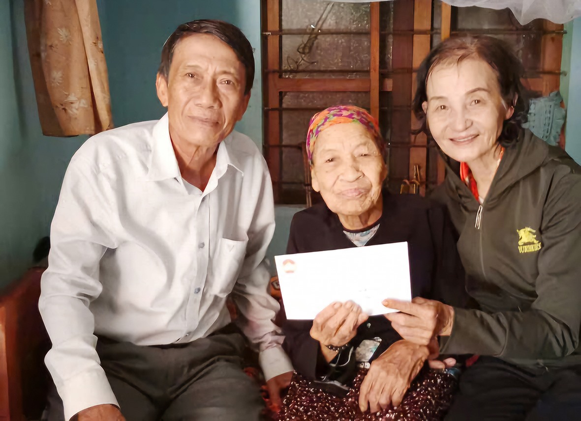 Bà Nguyễn Thị Quật thăm hội viên ở xã Hải Thượng, huyện Hải Lăng -Ảnh: TÚ LINH