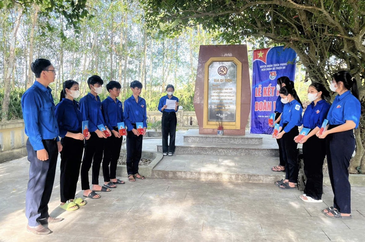 Xã đoàn Triệu Tân tổ chức kết nạp đoàn viên tại di tích miếu Lôi Chấn, nơi Chi bộ Đảng Cộng sản thôn Tường Vân ra đời -Ảnh: K.S